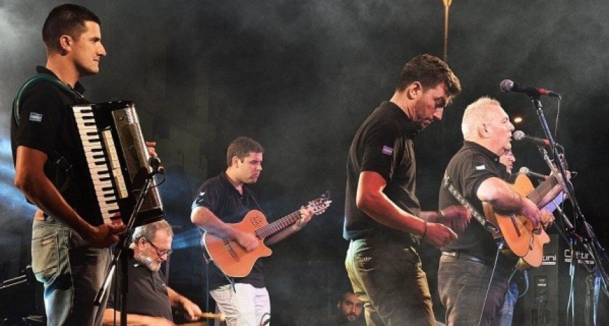 Luján cantó y bailó en otra noche de "Música en la Plaza"