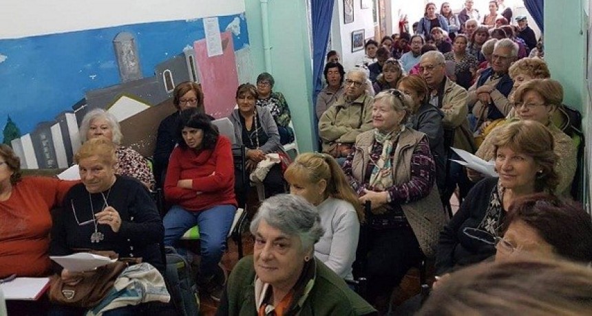 Charla-debate en la Casita de la Tercera Edad