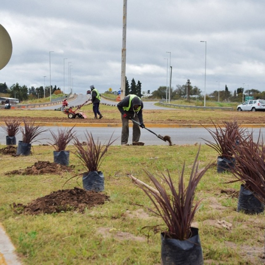 Trabajos de limpieza, desmalezamiento y parquización en el acceso a Luján por Ruta 47