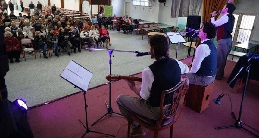 Los abuelos cantaron con Mike Amigorena y "Jubilandia"
