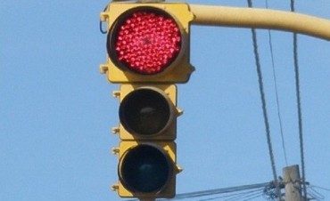 Precaución por semáforo fuera de servicio