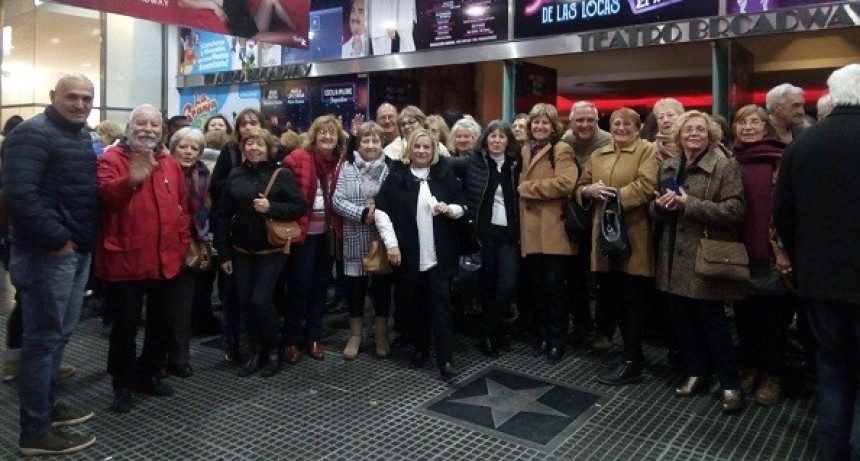 Los adultos mayores y una noche de teatro y pizzas en la calle Corrientes