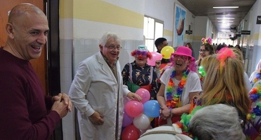 Los abuelos de la Tercera Edad entregaron juguetes en el Hospital