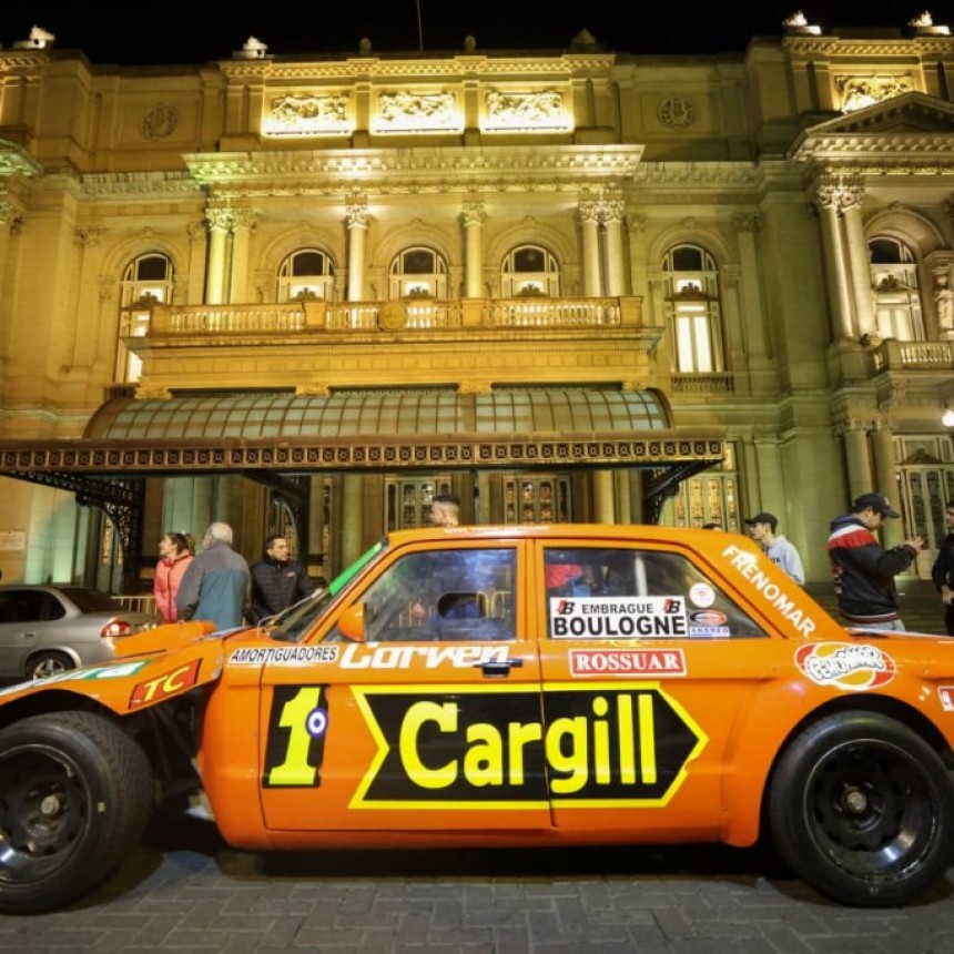 Para Celebrar los 85 años del Turismo Carretera, 12 autos de carrera recorrieron la Av. 9 de Julio y hoy tendrán su gala en el Teatro Colón