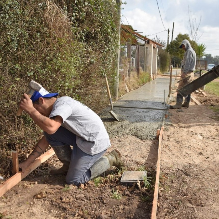 Comenzó la construcción de veredas en barrios de Luján
