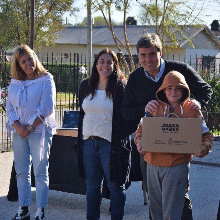 Conectar Igualdad: el Intendente entregó más de 110 netbooks a estudiantes de Cortínez
