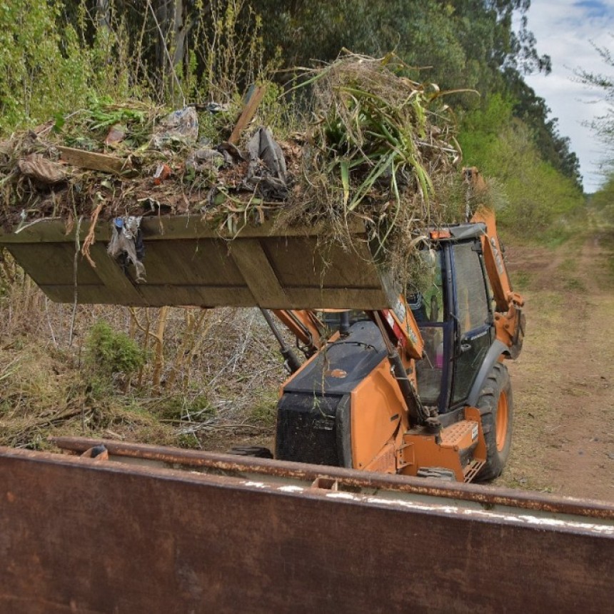 Localidades: el Municipio realiza trabajos de mantenimiento vial en Cortínez