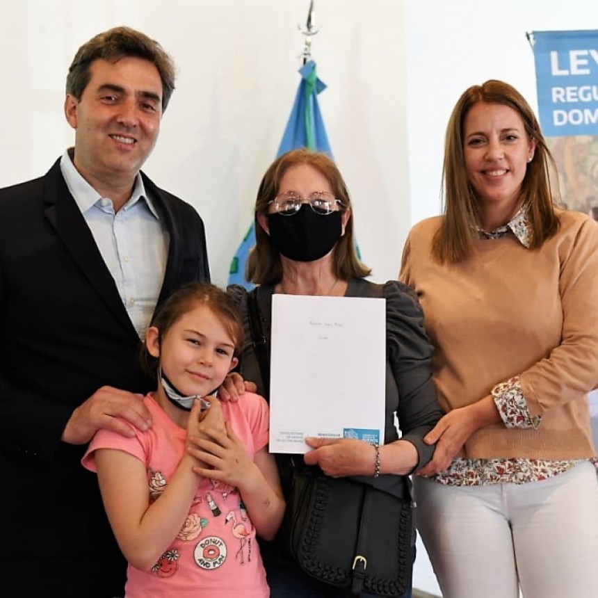 “Mi escritura mi casa”: el Intendente entregó más de 40 títulos de propiedad a familias lujanenses