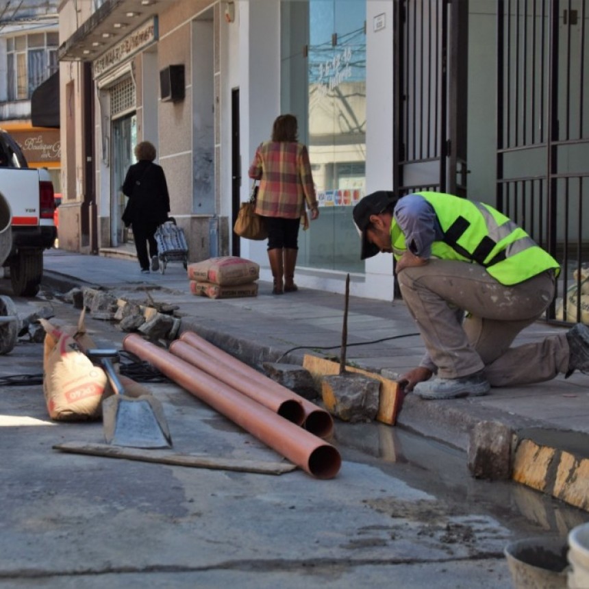 Trabajos de reconstrucción de cordones en la zona céntrica