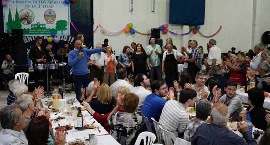 Multitudinaria cena de fin de año de la "Casita de la Tercera Edad"