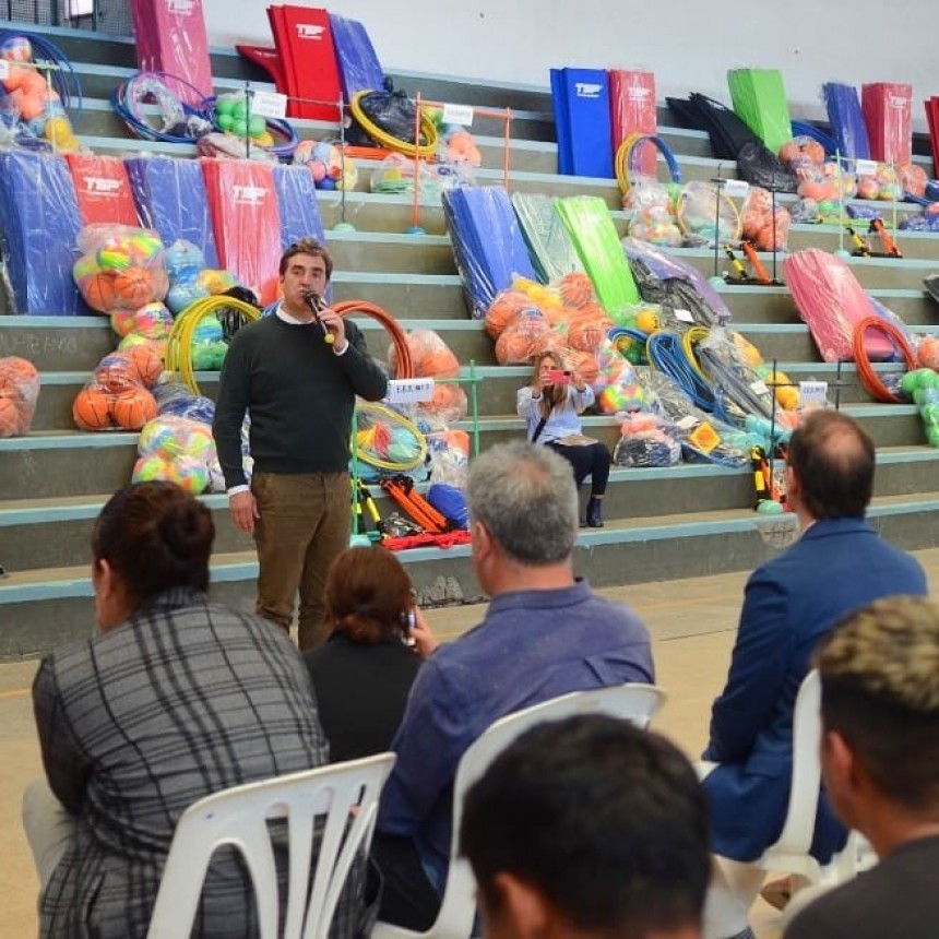 El Municipio y Provincia entregaron Kits Deportivos a establecimientos educativos