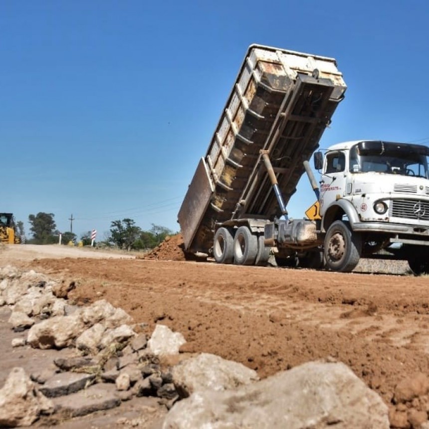 Continúan los trabajos de mejoramiento de caminos rurales