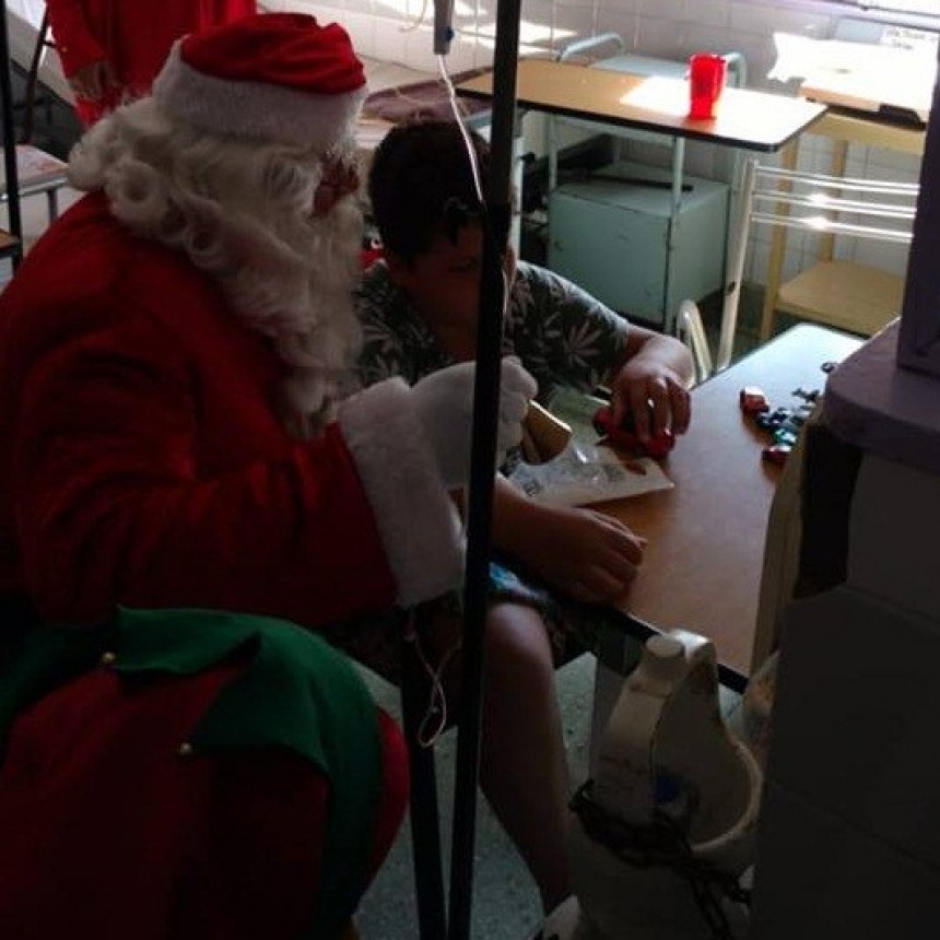 Papá Noel visitó el Hospital y el Hogar Granja