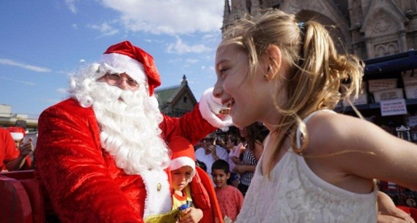 Papá Noel realizó su tradicional recorrida por instituciones